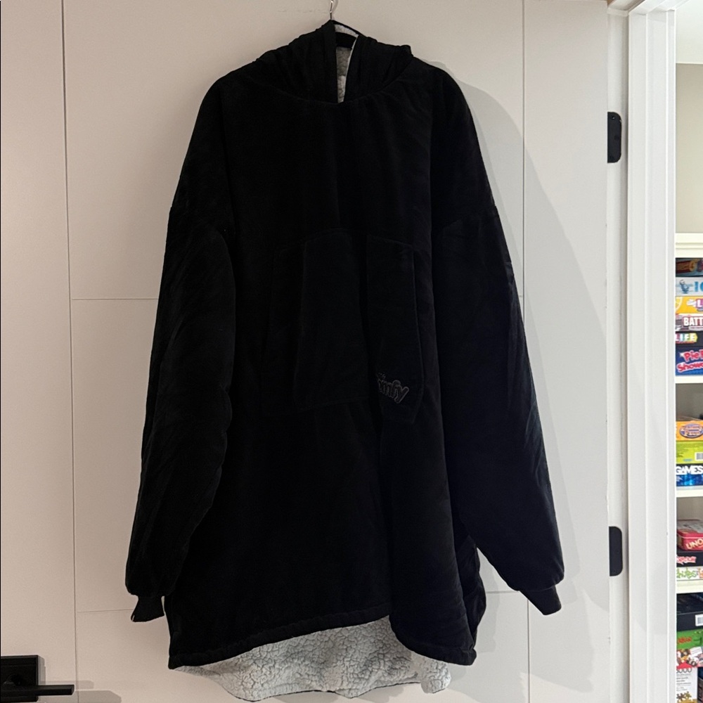 Cozy Black Comfy Wearable Blanket